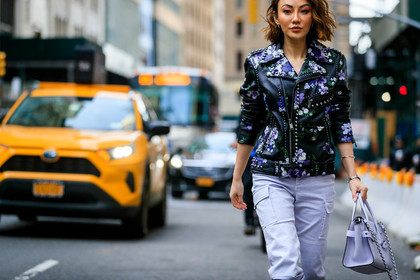 black leather perfecto, embroidered jacket, floral embroidered jacket, lilac pants, lilac bag, lilac leather bag, michael kors bag, silvered chain strap bag, hand bag, zipped jacket, multi pocket pants, silvered bracelet, silvered watch, studs jacket, purple pants, purple leather bag, purple jacket, lilac jacket, fashion week, frenchystyle, FW, jonathan paciullo, street style, NYFW, NEW YORK, AUTUMN WINTER 2020-2021, FALL WINTER 2020-2021, FW 20-21, horizontal, atmosphere details, detail