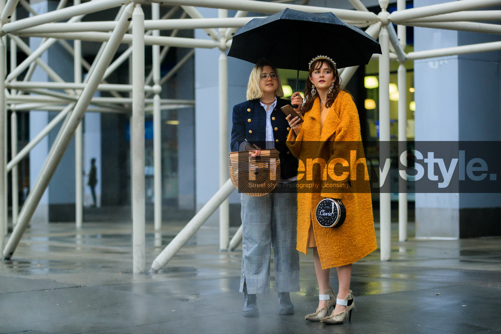 beige shoes, black bag, black boots, black jacket, earrings, grey pants, headband, high heels, leather bag, leather shoes, orange coat, pearls, trousers, umbrella, white shirt, wood bag, street style, jonathan paciullo, FW, frenchystyle, fashion week, NYFW, NEW YORK, AUTUMN WINTER 2018-2019, AW 18-19, FALL WINTER 2018-2019, FW 18-19, atmosphere details, horizontal, full length