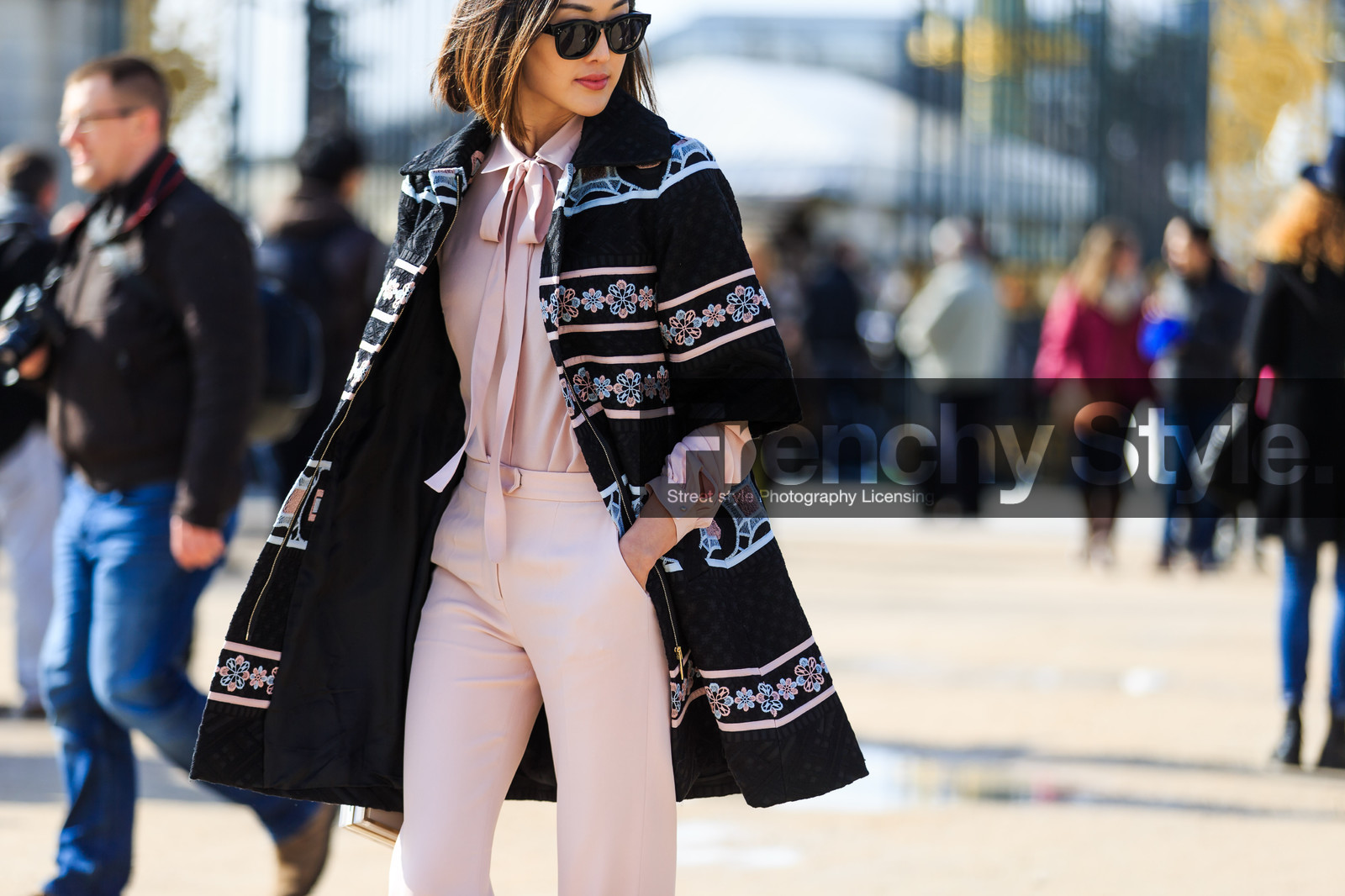 atmosphere details, AUTUMN WINTER 2016-2017, AW 16-17, beige bag, black coat, black jacket, Chriselle Lim, detail, embroidered coat, FALL WINTER 2016-2017, fashion week, frenchystyle, FW, FW 16-17, horizontal, jonathan paciullo, nude clutch, PARIS, PFW, pink pants, pink shirt, printed coat, street style, sunglasses, trousers