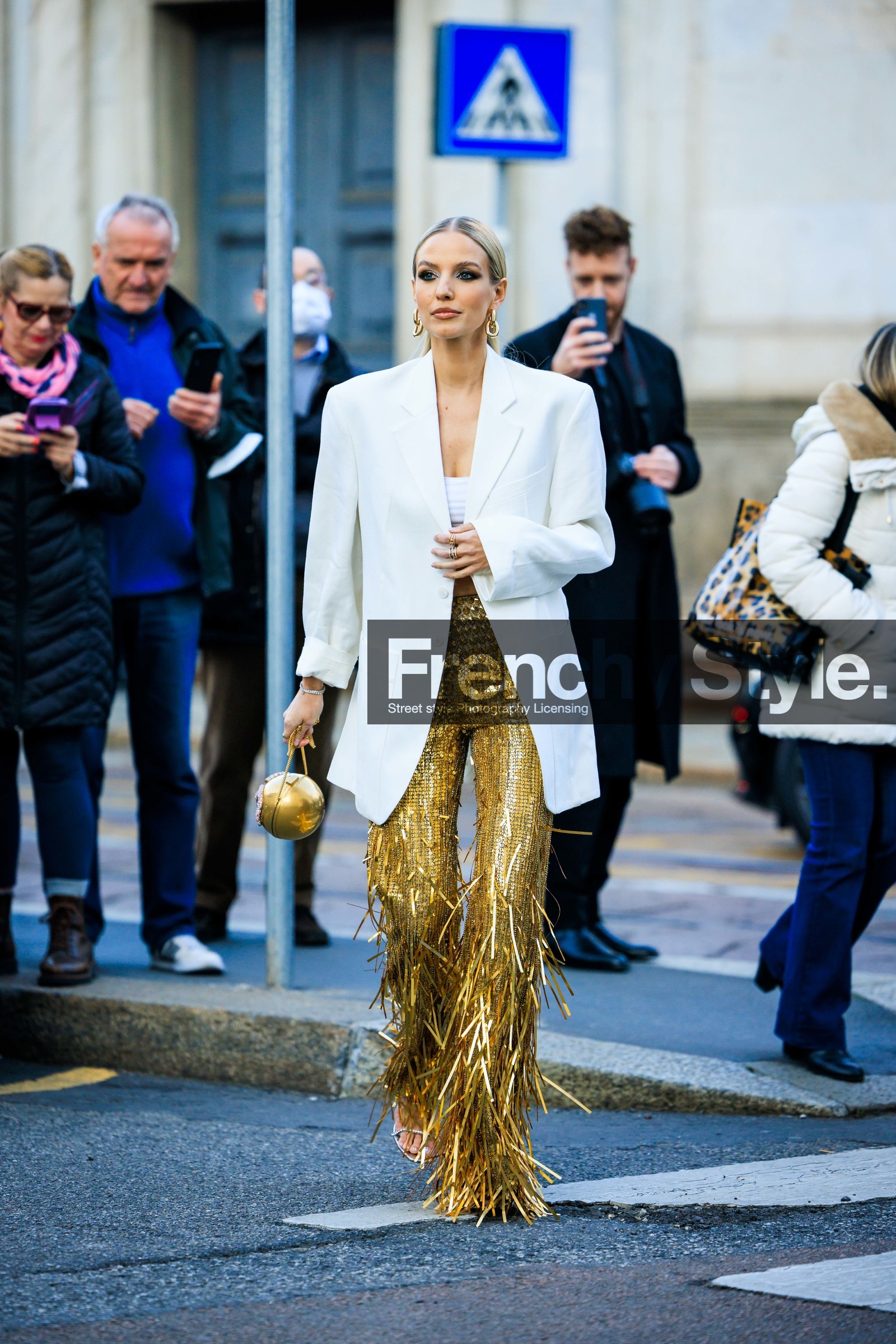 disco look, valentino clutch, golden clutch, valentino logo bag, white blazer, white strapless bra, sprakling pants, golden pants, ruffled pants, smoky eyes: big golden loops, golden earrings, leonie hanne, street style, jonathan paciullo, FW, frenchystyle, fashion week, MFW, MILAN, FALL WINTER 2022_2023, AUTUMN WINTER 2022-2023, FW 22-23, vertical, full length