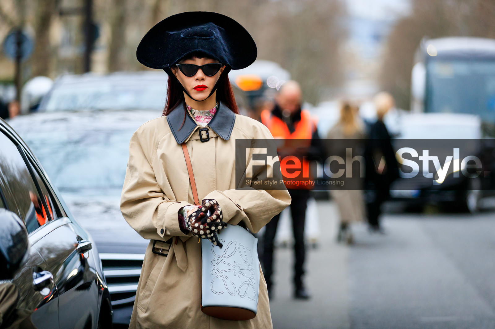 mademoiselle yulia, loewe hat, loewe bag, loewe look, loewe trenchcoat, black hat, black sunglasses, black gloves, eyecat sunglasses, velvet hat, big hat, beige trench coat, crossbody bag, white leather bag, bucket bag, floral printed blouse, high collar blouse, pink blouse, fishnet gloves, belted trench coat, fashion week, frenchystyle, FW, jonathan paciullo, street style, PFW, PARIS, AUTUMN WINTER 2020-2021, FALL WINTER 2020-2021, FW 20-21, horizontal, detail, atmosphere details