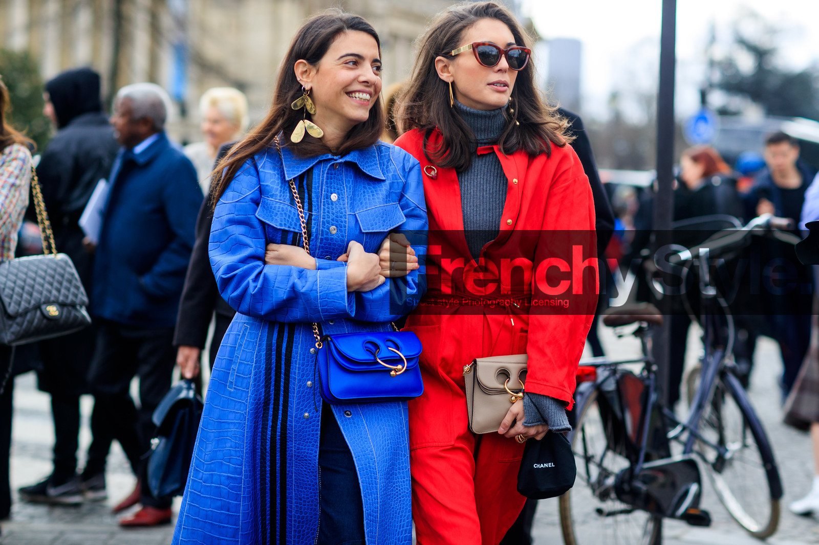 atmosphere details, AUTUMN WINTER 2017-2018, AW 17-18, beige bag, blue bag, blue coat, detail, diletta bonaiuti, earrings, FALL WINTER 2017-2018, fashion week, frenchystyle, FW, FW 17-18, giorgia tal, grey turtleneck, horizontal, jonathan paciullo, jw anderson, leather bag, leather coat, PARIS, PFW, red jumpsuit, street style, sunglasses, trousers