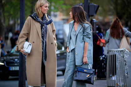 camille charriere, beige coat, white pants, high waist pants, high boots, black scarf, bandana, bandana scarf, hermes scarf, white leather bag, quilted bag, chanel bag, chloe loulou de saison, light grey pants, light grey jacket, light grey suits, linen pants, linen jacket, linen suits, oversize jacket, oversize pants, oversize suits, three pieces suits, black leather bag, hermes bag, birkin hermes bag, kelly hermes bag, black sunglasses, bottega veneta sunglasses, butterfly sunglasses, hand bag, PARIS, PFW, fashion week, frenchystyle, FW, jonathan paciullo, street style, SPRING SUMMER 2021, SS 21, horizontal, atmosphere details, detail
