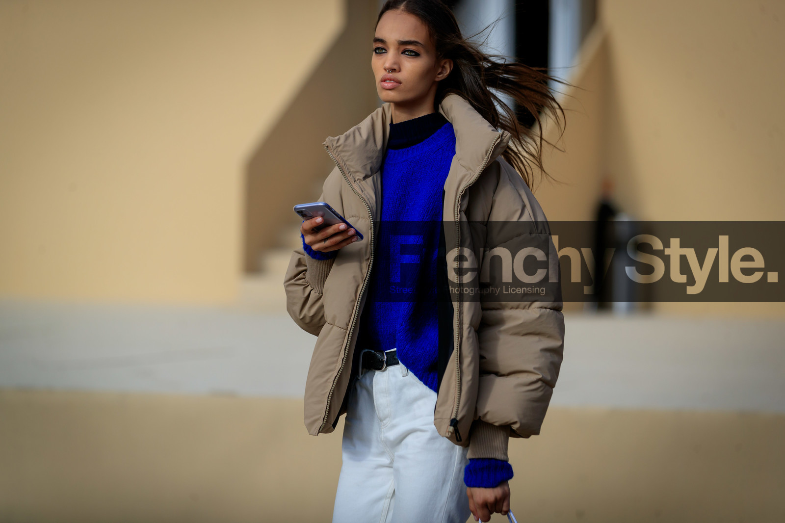 model, black eyeliner, nose piercing, blue pullover, beige coat, down jacket, white jeans, iphone, fashion week, frenchystyle, FW, jonathan paciullo, street style, PFW, PARIS, AUTUMN WINTER 2020-2021, FALL WINTER 2020-2021, FW 20-21, horizontal, detail, atmosphere details