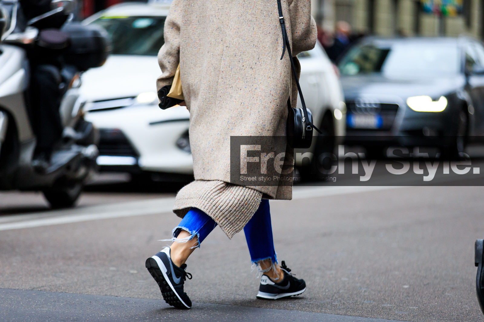 atmosphere details, AUTUMN WINTER 2016-2017, AW 16-17, back detail, beige coat, beige jacket, beige sweater, black bag, black sneakers, blue denim, denim pants, detail, FALL WINTER 2016-2017, fashion week, frenchystyle, FW, FW 16-17, horizontal, jeans, jonathan paciullo, leather bag, LFW, LONDON, MENSWEAR, nike, oversize, ripped pants, street style, trousers