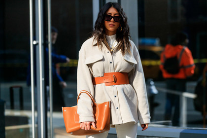 camel leather bag, camel leather belt, white shirt, white pullover, white jeans, belted shirt, belted jacket, big belt, longchamp bag, fashion week, frenchystyle, FW, jonathan paciullo, street style, FALL WINTER 2020-2021, AUTUMN WINTER 2020-2021, FW 20-21, horizontal, atmosphere details, detail, NYFW, NEW YORK