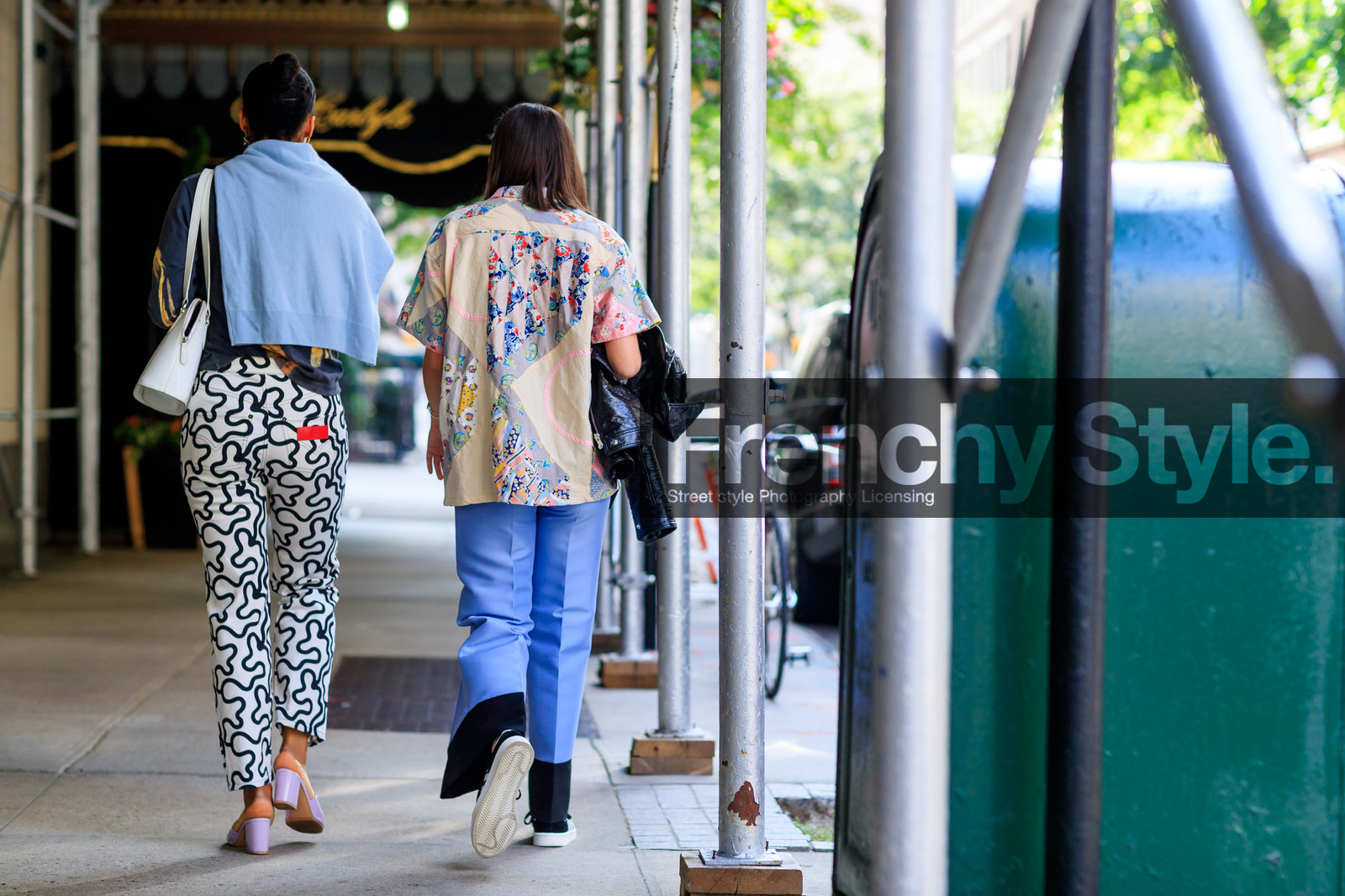 atmosphere details, back detail, beige shirt, black pants, blue pants, blue sweater, fashion week, frenchystyle, full length, FW, graphic pants, high heels, horizontal, jonathan paciullo, leather bag, leather shoes, NEW YORK, NYFW, over the shoulder, printed pants, printed shirt, SPRING SUMMER 2018, SS 18, street style, trousers, white bag
