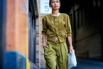 atmosphere details, detail, fashion week, frenchystyle, fur bag, FW, green jacket, green pants, horizontal, jonathan paciullo, NEW YORK, NYFW, SPRING SUMMER 2018, SS 18, street style, sunglasses, trousers, watch, white bag