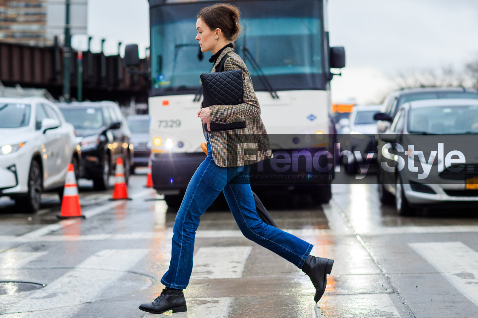 atmosphere details, AUTUMN WINTER 2016-2017, AW 16-17, black bag, black boots, black clutch, blazer, blue denim, brown jacket, chanel, denim pants, detail, fashion week, frenchystyle, FW, FW 16-17, horizontal, jeans, jo ellison, jonathan paciullo, leather boots, leather clutch, NEW YORK, NYFW, street style, trousers, woman