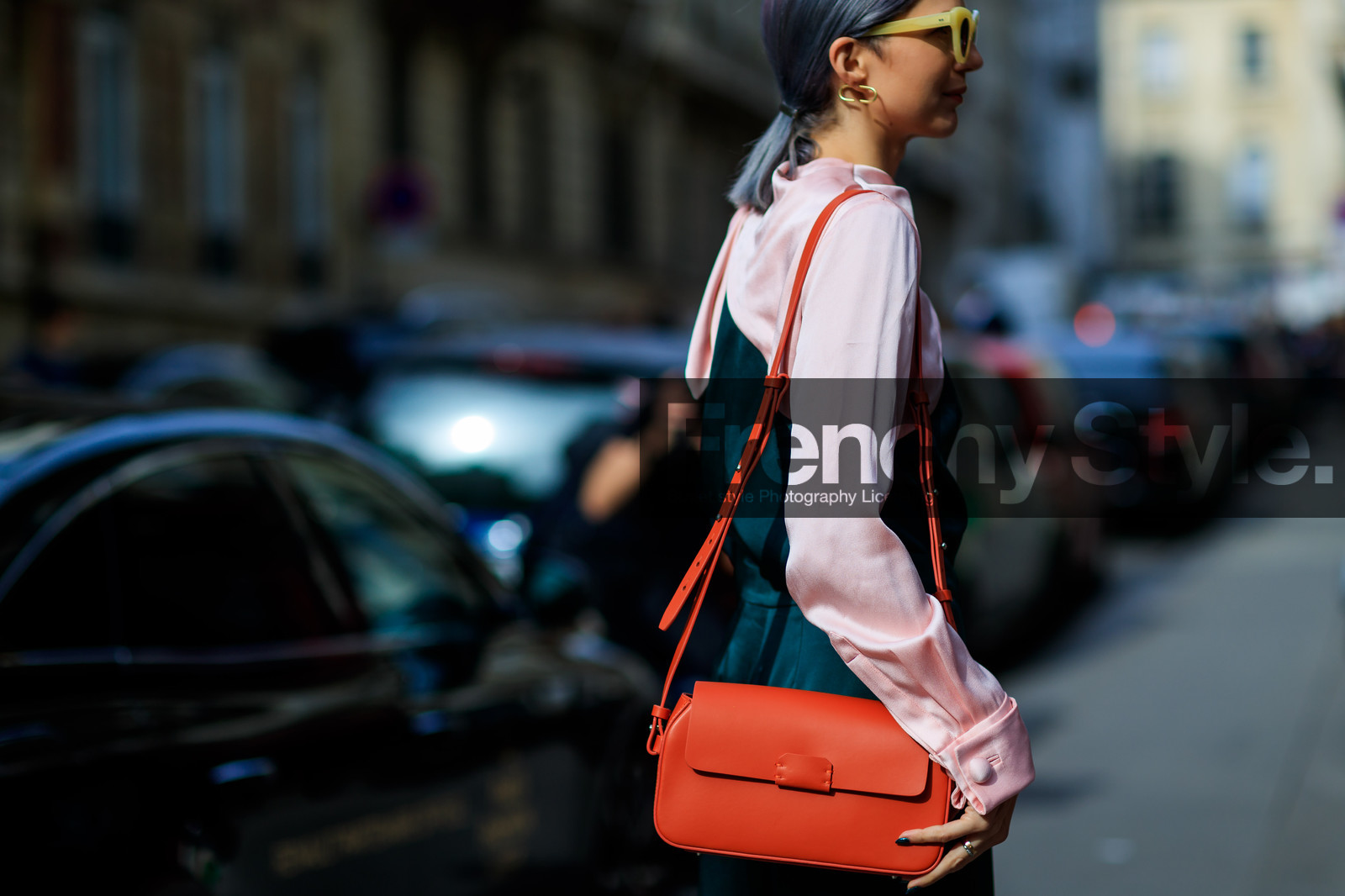 atmosphere details, detail, dyed hair, earrings, fashion week, frenchystyle, FW, green dress, horizontal, jonathan paciullo, leather bag, PARIS, PFW, pink shirt, ponytail, red bag, SPRING SUMMER 2018, SS 18, street style, sunglasses, Samantha Angelo