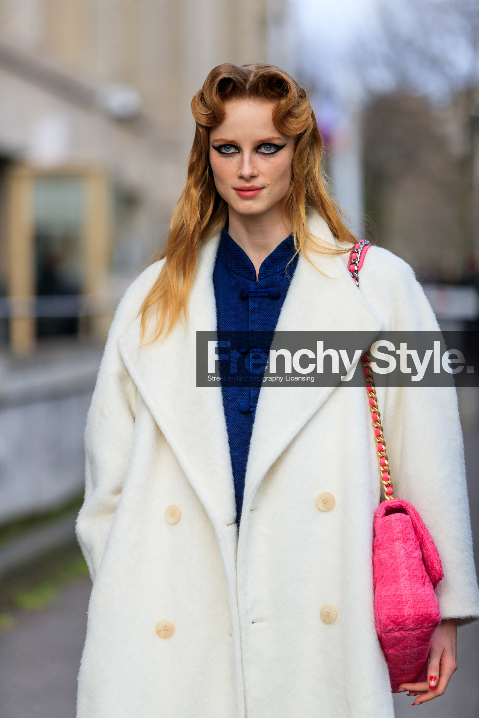 model, hair details, make up, make up details, black eyeliner, pink bag, shoulder bag, golden chain strap bag, tweed bag, chanel bag, white coat, blue shirt, japanese style shirt, fashion week, frenchystyle, FW, jonathan paciullo, street style, PFW, PARIS, vertical, atmosphere details, detail