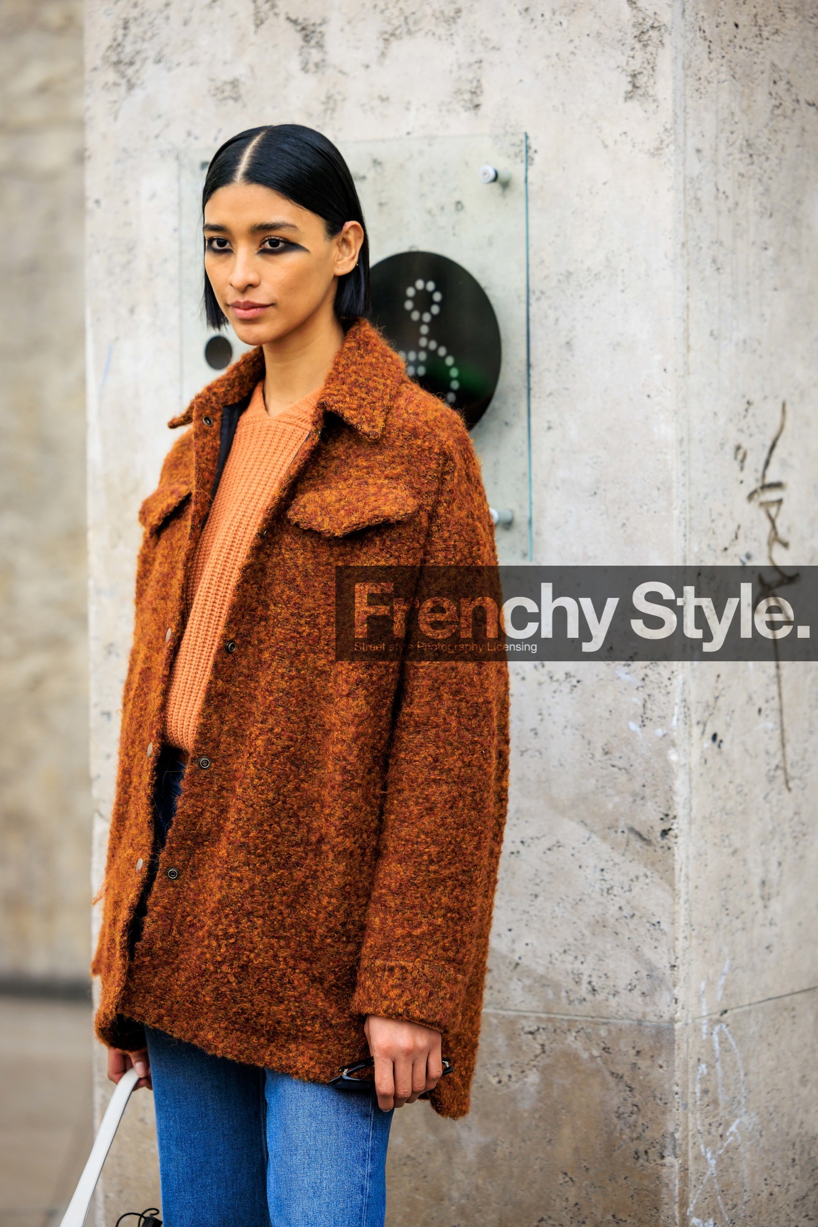furry jacker, classic jeans, orange boots, bottines, white handabg, dark sunglasses, smoky eyes, close up, makeup, short hair, orange top, knitted top, model, fashion week, frenchystyle, FW, jonathan paciullo, street style, AUTUMN WINTER 2022-2023, FALL WINTER 2022_2023, FW 22-23, PFW, PARIS, vertical, detail, brown jacket