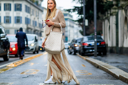 beige skirt, beige sweater, fringes, graphic bag, iphone, leather bag, leather shoes, max mara, printed bag, white bag, white sneakers, fashion week, frenchystyle, FW, jonathan paciullo, street style, MFW, MILAN, AUTUMN WINTER 2018-2019, FALL WINTER 2018-2019, FW 18-19, horizontal, atmosphere details, nina suess