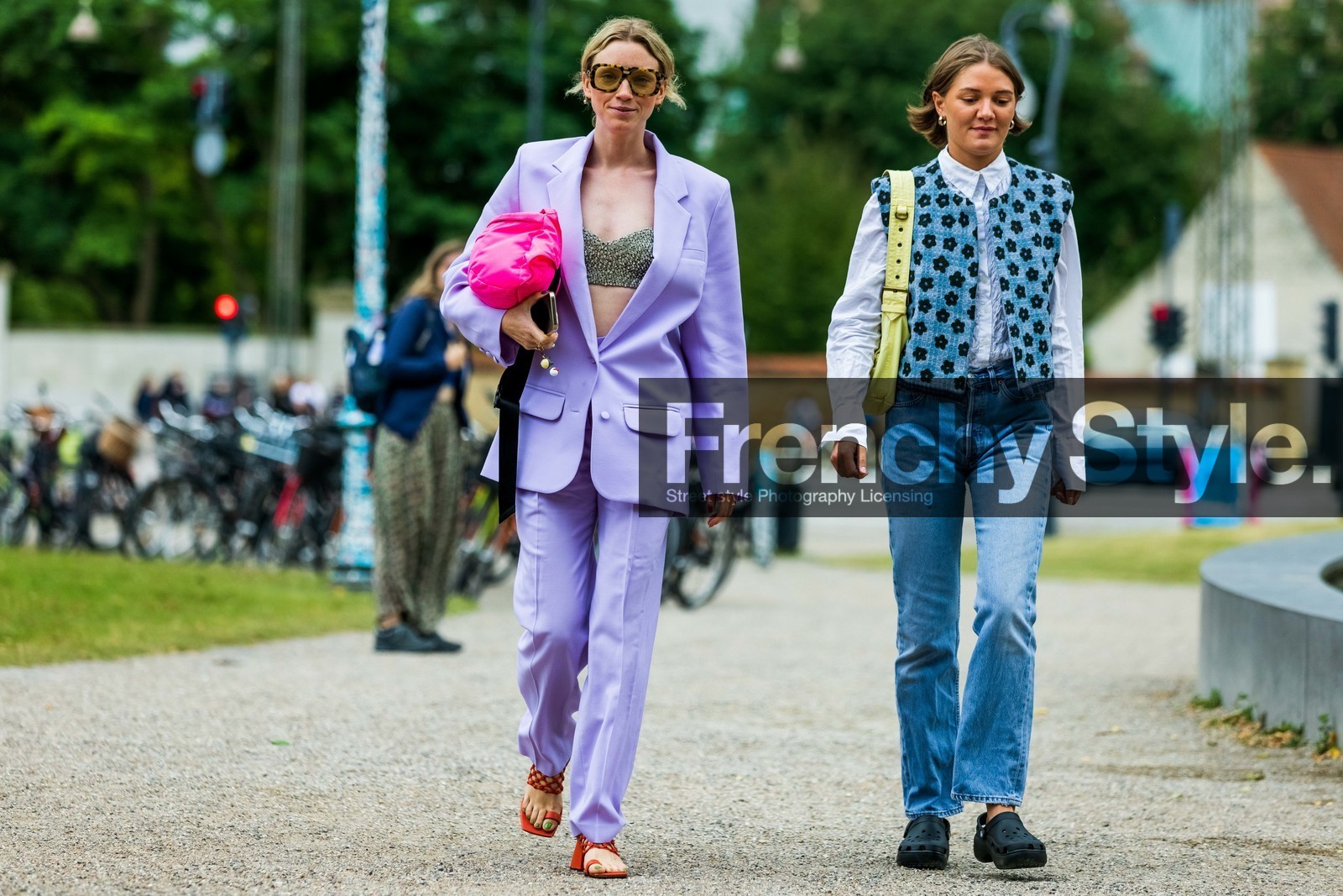 lilac jacket, lilac pants, lilac suits, purple pants, purple suits, purple jacket, cropped top, strassed top, sparkling top, silvered top, aviator sunglasses, scale sunglasses, big sunglasses, red leather sandals, multi straps sandals, knotted sandals, pink clutch, satin clutch, fushia clutch, denim, light blue jeans, blue jeans, blue jacket, sleeveless jacket, floral printed jacket, white shirt, tweed jacket, black sandals, black slippers, crocs shoes, fashion week, frenchystyle, FW, jonathan paciullo, street style, SPRING SUMMER 2022, SS 22, COPENHAGEN, CPHFW, atmosphere details, horizontal, full length