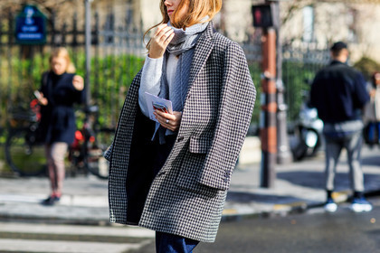 atmosphere details, AUTUMN WINTER 2016-2017, AW 16-17, checked coat, detail, FALL WINTER 2016-2017, fashion week, frenchystyle, FW, FW 16-17, grey scarf, horizontal, houndstooth pattern, jonathan paciullo, over the shoulder, PARIS, PFW, plaid, street style