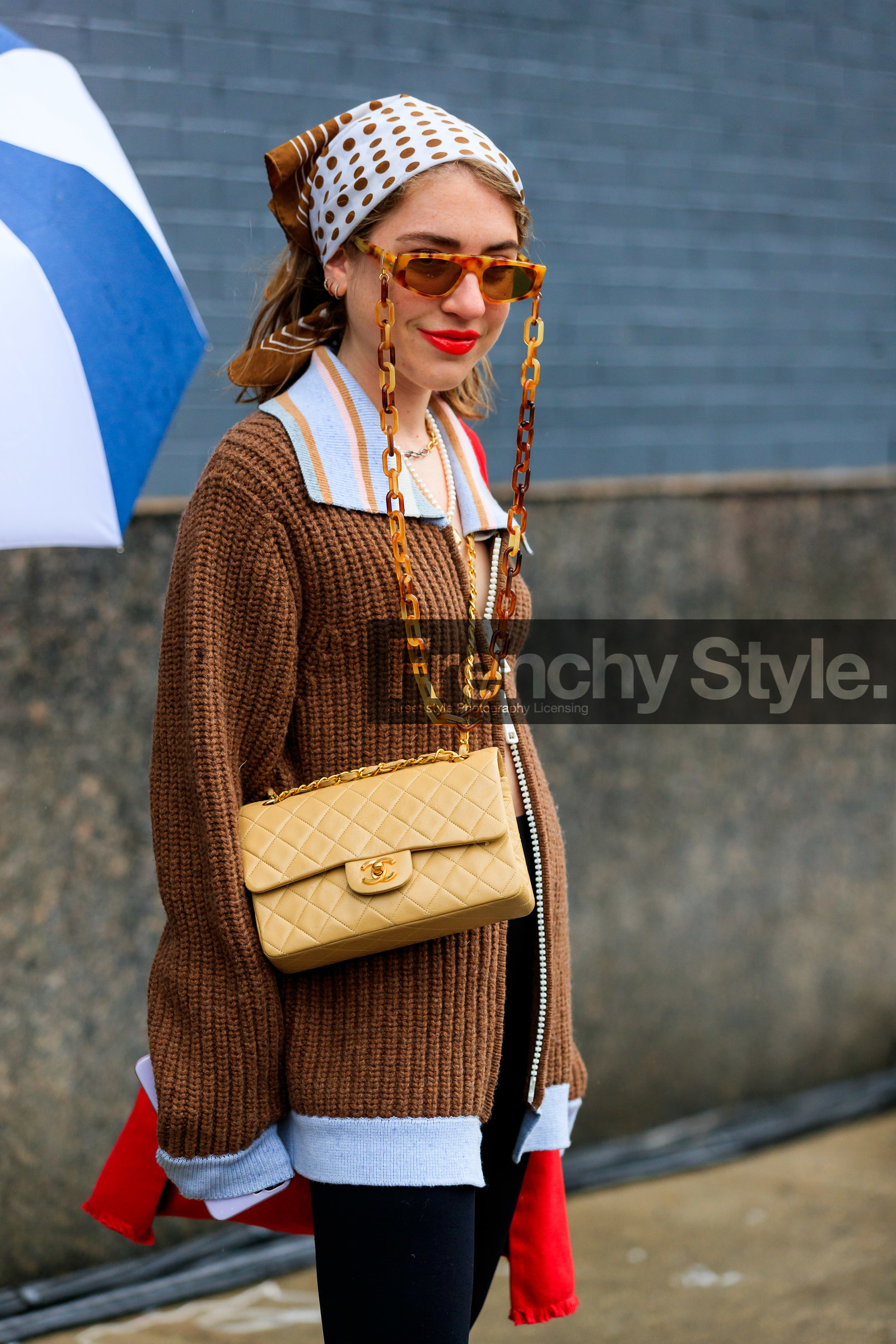 polka dots scarf, white scarf, camel scarf, brown scarf, striped scarf, camel pullover, scale strap sunglasses, scale sunglasses, light blue pullover, light blue cardigan, striped pullover, striped cardigan, camel cardigan, brown cardigan, yellow leather bag, light yellow leather bag, chanel bag, crossbody bag, quilted bag, chain strap bag, red lipstick, fashion week, frenchystyle, FW, jonathan paciullo, street style, AUTUMN WINTER 2020-2021, FALL WINTER 2020-2021, FW 20-21, vertical, atmosphere details, detail, NYFW, NEW YORK