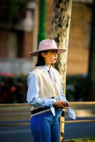 pink hat, blue shirt, beige vest, sleveless vest, ruffle vest, classic jeans, blue jeans, cowboy look, fashion week, frenchystyle, FW, jonathan paciullo, street style, vertical, atmosphere details, detail