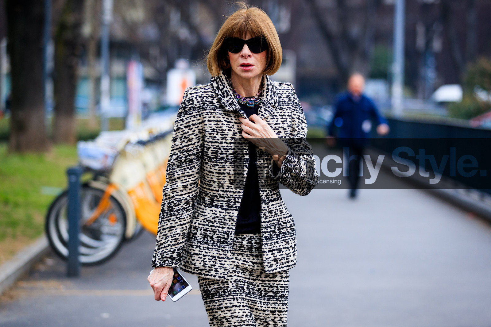 anna wintour, atmosphere details, AUTUMN WINTER 2017-2018, AW 17-18, beige jacket, beige skirt, black sweater, blazer, detail, FALL WINTER 2017-2018, fashion week, frenchystyle, FW, FW 17-18, horizontal, jonathan paciullo, MFW, MILAN, necklace, printed jacket, printed skirt, printed suit, street style, sunglasses, tweed suit, white suit, wool suit