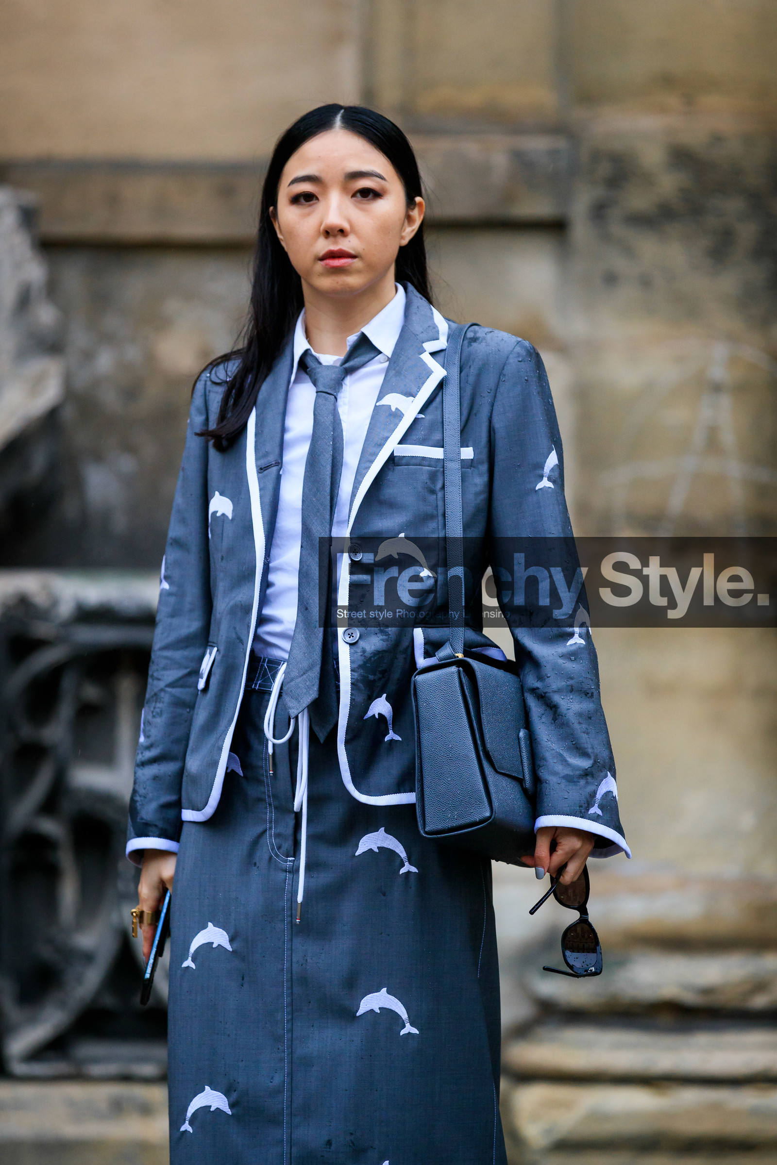 yuyu zhangzou, yuwei zhangzou, grey jacket, grey skirt, grey tie, white shirt, animal print jacket, animal printed skirt, long skirt, grey leather bag, shoulder bag, thom browne jacket, thom browne look, thom browne shirt, thom browne tie, thom browne skirt, fashion week, frenchystyle, FW, jonathan paciullo, street style, PFW, PARIS, vertical, atmosphere details, detail