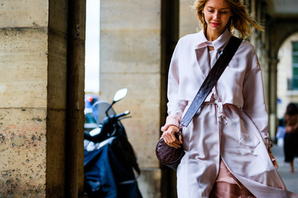 atmosphere details, bordeaux, burgundy, detail, fashion week, frenchystyle, FW, horizontal, jonathan paciullo, julie pelipas, leather bag, PARIS, PFW, pink coat, red bag, SPRING SUMMER 2017, SS 17, street style