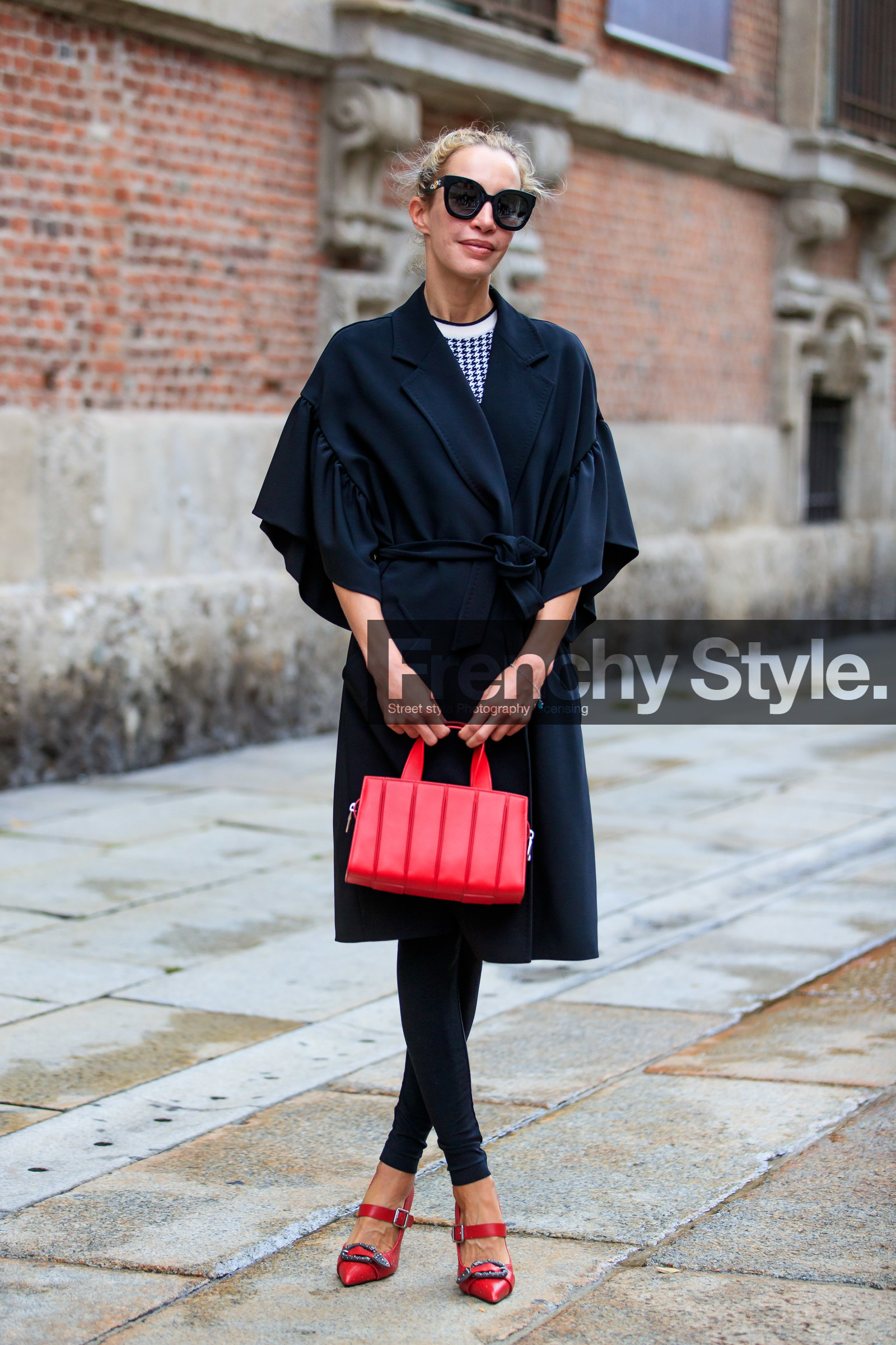 black trench coat, ruffle trench coat, red leather bag, red leather shoes, max mara bag, hand bag, versace sunglasses, high heels shoes, buckle shoes, micol sabbadini, street style, jonathan paciullo, FW, frenchystyle, fashion week, MFW, MILAN, SPRING SUMMER 2021, SS 21, vertical, full length