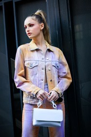 tie dye full look, dual toned suit, full denim look, purple and orange jacket, purple and orange pants, white handbag, chaind hangbag, pony tail, highwaist jeans, red eyes, make up, fashion week, frenchystyle, FW, jonathan paciullo, street style, vertical, atmosphere details, detail