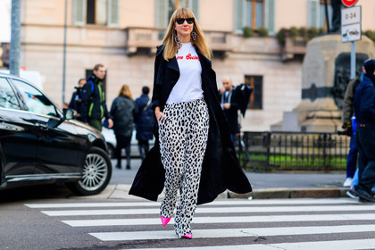 animal print, atmosphere details, AUTUMN WINTER 2017-2018, AW 17-18, black coat, FALL WINTER 2017-2018, fashion week, frenchystyle, full length, FW, FW 17-18, horizontal, jonathan paciullo, leather shoes, leopard print, lisa aiken, MFW, MILAN, pink shoes, printed pants, street style, trousers, white t shirt