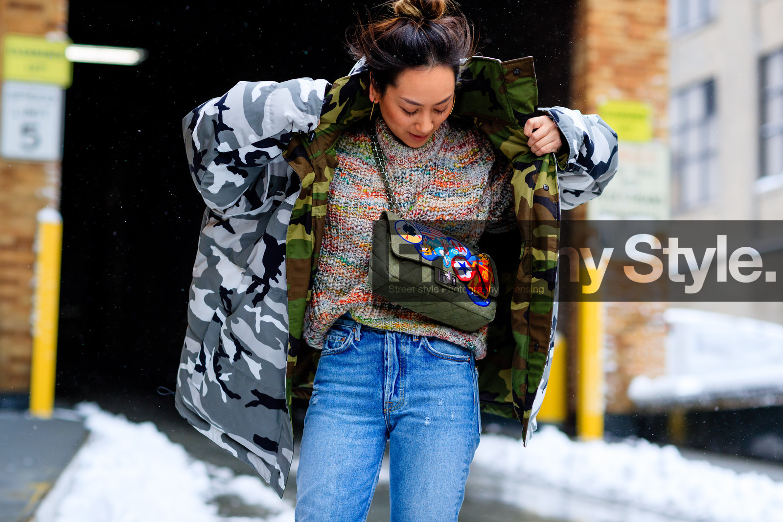 atmosphere details, AUTUMN WINTER 2017-2018, AW 17-18, blue denim, camo jacket, camouflage, chanel handbag, denim pants, detail, down jacket, embroidered bag, FALL WINTER 2017-2018, fashion week, frenchystyle, FW, FW 17-18, green bag, grey jacket, horizontal, jeans, jonathan paciullo, military jacket, multicolor sweater, NEW YORK, NYFW, oversize, printed jacket, street style, trousers, vêtements