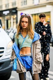 blue shorts, nylon jacket, dual toned jacket, grey jacket, knitted cropped top, green croppedtop, orange glasses, necklaces, blue crossbody, bag, fashion week, frenchystyle, FW, jonathan paciullo, street style, AUTUMN WINTER 2022-2023, FALL WINTER 2022_2023, FW 22-23, PFW, PARIS, vertical, detail