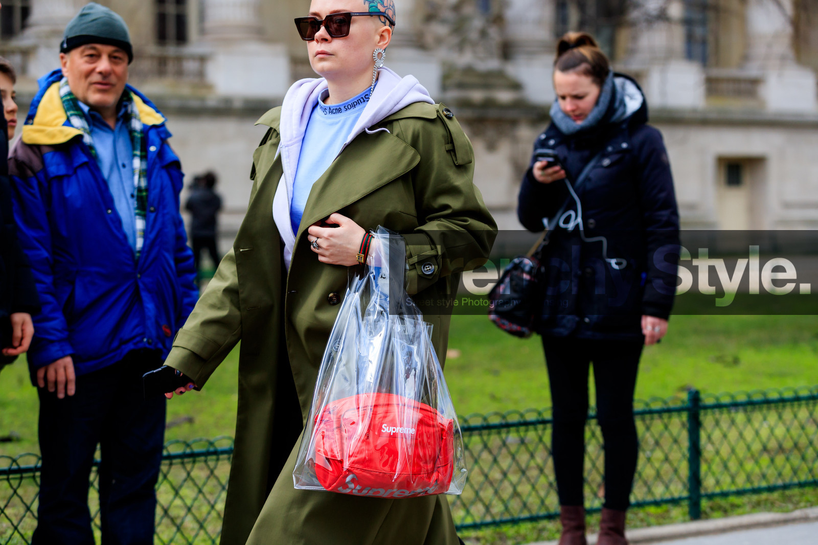 acne studios, blue t shirt, earrings, green coat, grey sweater, hoodie, leather bag, red bag, shaved head, sunglasses, supreme, tattoos, transparent bag, street style, jonathan paciullo, FW, frenchystyle, fashion week, PFW, PARIS, AUTUMN WINTER 2018-2019, FALL WINTER 2018-2019, FW 18-19, horizontal, atmosphere details