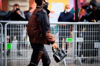 peggy gould, black coat, black pants, black leather bag, brown coat, down jacket, zipped coat, monogrammed coat, monogrammed pants, monogrammed bag, hand bag, bowling bag, covid face mask, PARIS, PFW, fashion week, frenchystyle, FW, jonathan paciullo, street style, SPRING SUMMER 2021, SS 21, horizontal, atmosphere details, detail