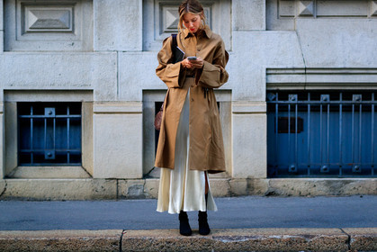 atmosphere details, beige coat, belted coat, black boots, brown bag, fashion week, frenchystyle, full length, FW, horizontal, jonathan paciullo, julie pelipas, leather bag, leather shoes, MFW, MILAN, SPRING SUMMER 2017, SS 17, street style, trench coat, white skirt