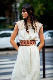 nike praesto nordstrom, hair details, make up, make up details, chloe belt, chloe dress, chloe look, chloe bracelet, chloe necklace, white dress, sleeveless dress, striped dress, belted dress, big belt, camel leather belt, long dress, black bracelet, multi bracelet, wooden bracelet, multi necklace, golden necklace, long necklace, lucky charm necklace, fashion week, frenchystyle, FW, jonathan paciullo, street style, PFW, PARIS, SPRING SUMMER 2021, SS 21, vertical, atmosphere details, detail, model