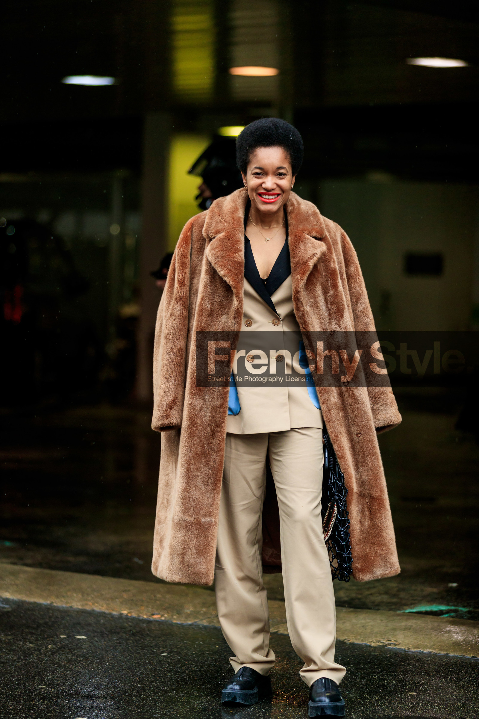 tamu mcpherson, fur coat, camel coat, black leather bag, fishnet bag, shopping bag, stella mccartney bag, beige jacket, beige pants, blue jacket, red lipstick, low necked jacket, black leather shoes, flat shoes, zipped shoes, fashion week, frenchystyle, FW, jonathan paciullo, street style, PFW, PARIS, vertical, full length