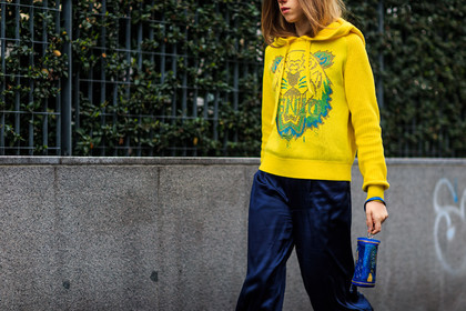 animal print, atmosphere details, AUTUMN WINTER 2016-2017, AW 16-17, blue bag, blue pants, brown loafers, detail, FALL WINTER 2016-2017, fashion week, frenchystyle, fun bag, FW, FW 16-17, hoodie, horizontal, jonathan paciullo, kenzo, leopard print, LFW, LONDON, MENSWEAR, navy pants, printed sweater, silk pants, street style, trousers, yellow sweater
