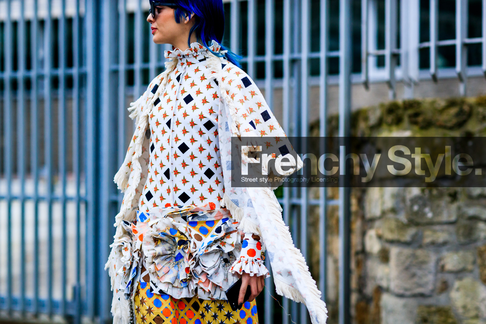 atmosphere details, AUTUMN WINTER 2017-2018, AW 17-18, blue hair, detail, dyed hair, FALL WINTER 2017-2018, fashion week, frenchystyle, FW, FW 17-18, geometric, graphic shirt, graphic skirt, horizontal, jonathan paciullo, multicolor skirt, PARIS, PFW, printed shirt, printed skirt, ruffles, sita abellan, street style, sunglasses, white shirt, yellow skirt