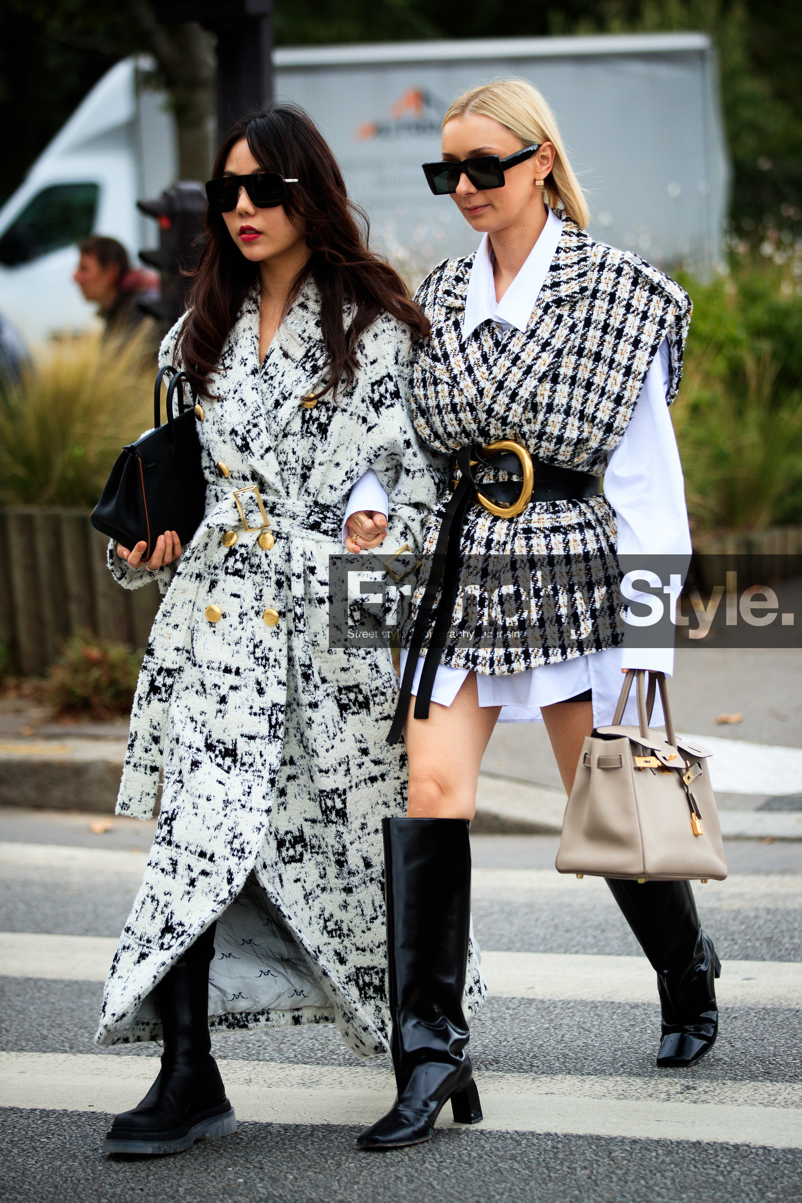 justyna czerniak, checked jacket, tweed jacket, sleeveless jacket, oversize jacket, oversize shirt, dress shirt, jacket dress, belted jacket, black leather belt, black leather boots, black polish boots, high boots, big belt, golden buckle belt, bottega veneta belt, big sunglasses, black sunglasses, square shape glasses, white shirt, beige leather bag, hand bag, hermes bag, kelly hermes bag, beige jacket, yellow jacket, high heels boots, flat boots, big sole boots, white coat, black coat, belted coat, fashion week, frenchystyle, FW, jonathan paciullo, street style, PFW, PARIS, SPRING SUMMER 2021, SS 21, vertical, full length