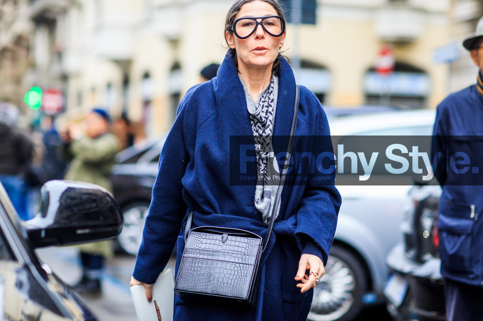 atmosphere details, AUTUMN WINTER 2016-2017, AW 16-17, beige scarf, belted coat, black bag, blue coat, detail, FALL WINTER 2016-2017, fashion week, frenchystyle, FW, FW 16-17, horizontal, jonathan paciullo, leather bag, LFW, LONDON, MENSWEAR, street style, wool coat