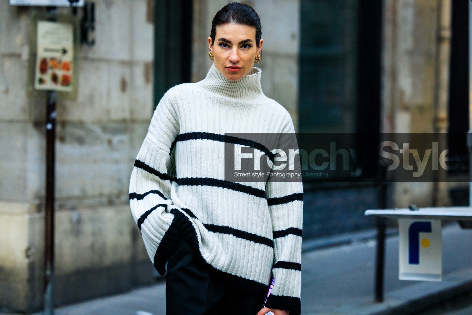 striped jumper, white jumper, black pants, flared pants, blue handbag, mini handbag, golden loops, fashion week, frenchystyle, FW, jonathan paciullo, street style, AUTUMN WINTER 2022-2023, FALL WINTER 2022_2023, FW 22-23, PFW, PARIS, horizontal, atmosphere details, detail