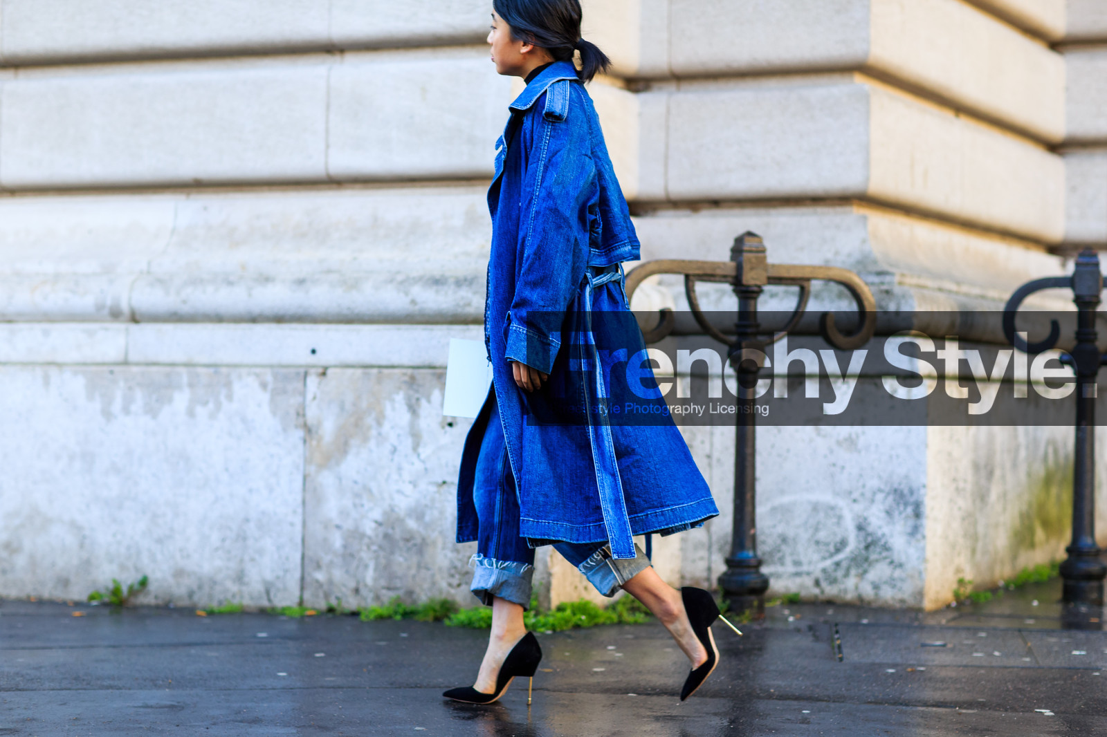 atmosphere details, AUTUMN WINTER 2016-2017, AW 16-17, black heels, black scarf, black shoes, blue coat, blue denim, denim coat, denim pants, detail, FALL WINTER 2016-2017, fashion week, frenchystyle, FW, FW 16-17, high heels, horizontal, jeans, jonathan paciullo, margaret, zhang, PARIS, PFW, street style, suede shoes, trousers