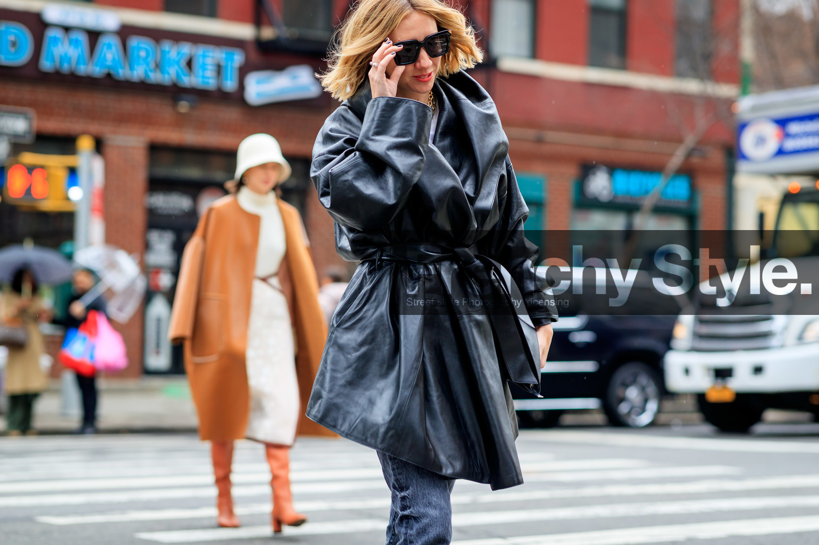 lisa aiken, square shape glasses, black leather jacket, belted jacket, black jeans, black sunglasses, fashion week, frenchystyle, FW, jonathan paciullo, street style, NYFW, NEW YORK, AUTUMN WINTER 2020-2021, FALL WINTER 2020-2021, FW 20-21, horizontal, atmosphere details, detail