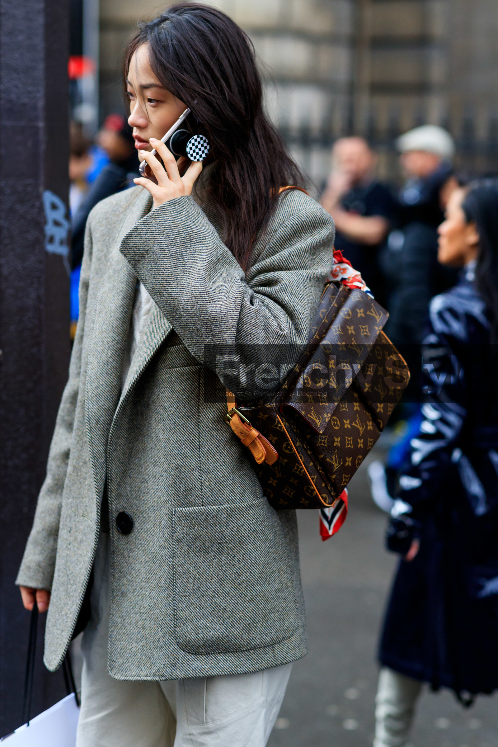 model, kaki jacket, brown leather bag, monogrammed bag, louis vuitton bag, multi pocket bag, shoulder bag, close up detail, bag detail, fashion week, frenchystyle, FW, jonathan paciullo, street style, PFW, PARIS, AUTUMN WINTER 2020-2021, FALL WINTER 2020-2021, FW 20-21, vertical, atmosphere details, detail