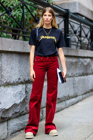 black t shirt, corduroy, fashion week, frenchystyle, full length, FW, jonathan paciullo, leather shoes, NEW YORK, NYFW, printed t shirt, red pants, SPRING SUMMER 2018, SS 18, street style, trousers, veronika heilbrunner, vertical