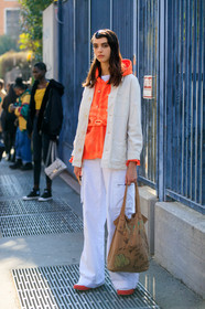 model, white jacket, white pants, orange hoodie, tie and dye hoodie, loose pants, multi pocket pants, beige bag, shopping bag, hair details, fashion week, frenchystyle, FW, jonathan paciullo, street style, MFW, MILAN, AUTUMN WINTER 2020-2021, FALL WINTER 2020-2021, FW 20-21, vertical, full length
