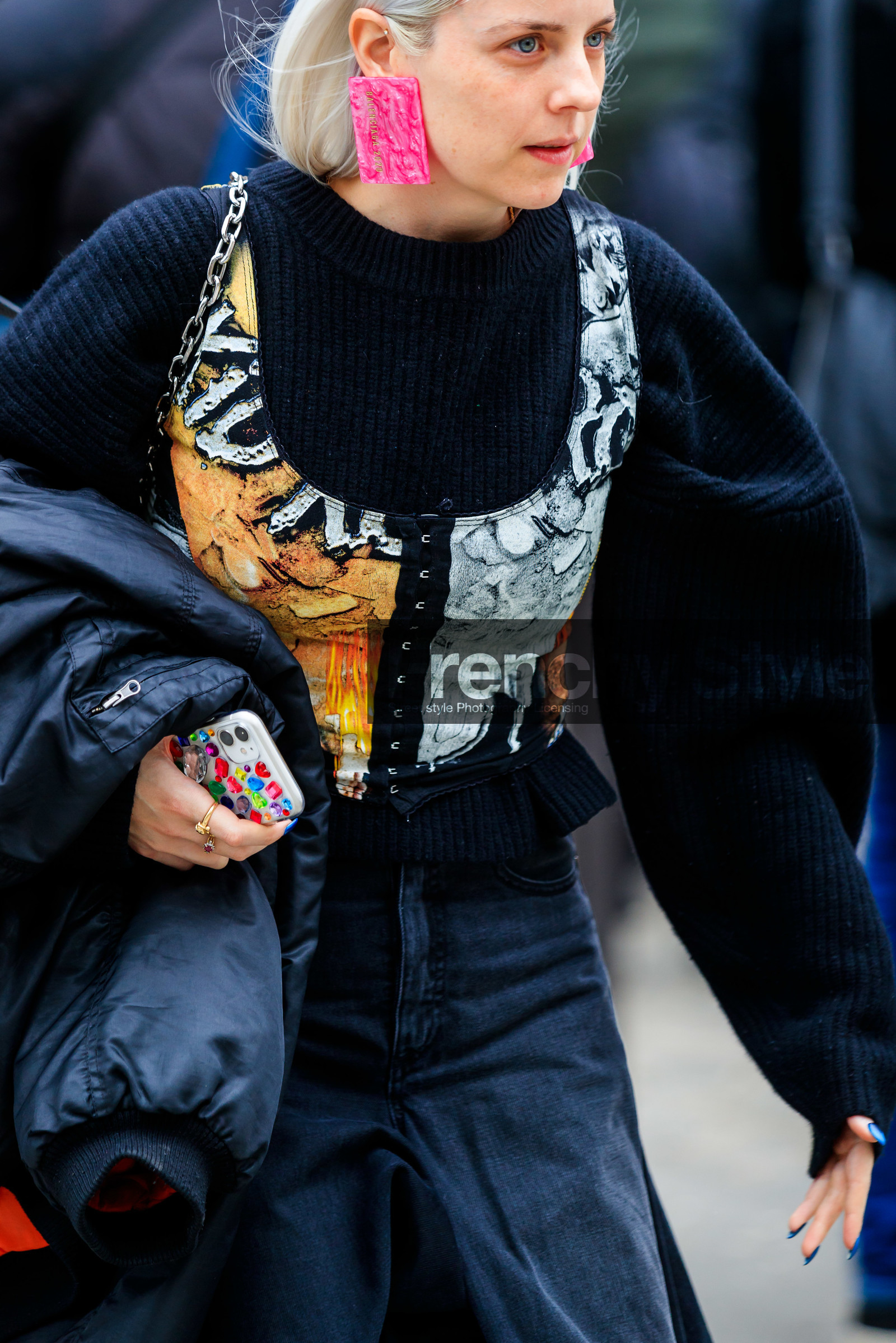 pink earrings, square shape earrings, big earrings, balenciaga earrings, black pullover, black skirt, black jeans, balloon sleeves, corset top, sleeveless top, cropped top, orange top, white top, printed top, denim, denim skirt, close up detail, fashion week, frenchystyle, FW, jonathan paciullo, street style, PFW, PARIS, vertical, atmosphere details, detail