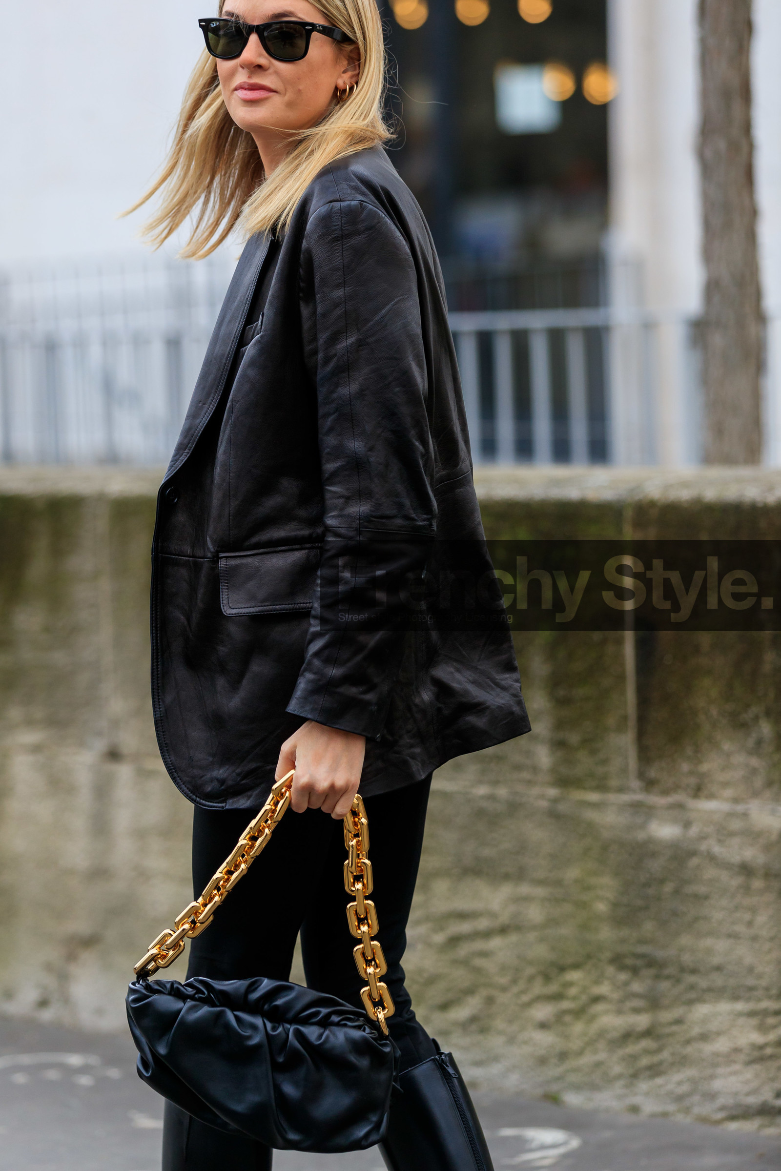 camille charriere, black leather bag, black leather boots, black leather jacket, black sunglasses, black pants, rayban sunglasses, big chain strap bag, high boots, close up detail, bag detail, bottega veneta bag, fashion week, frenchystyle, FW, jonathan paciullo, street style, PFW, PARIS, AUTUMN WINTER 2020-2021, FALL WINTER 2020-2021, FW 20-21, vertical, atmosphere details, detail