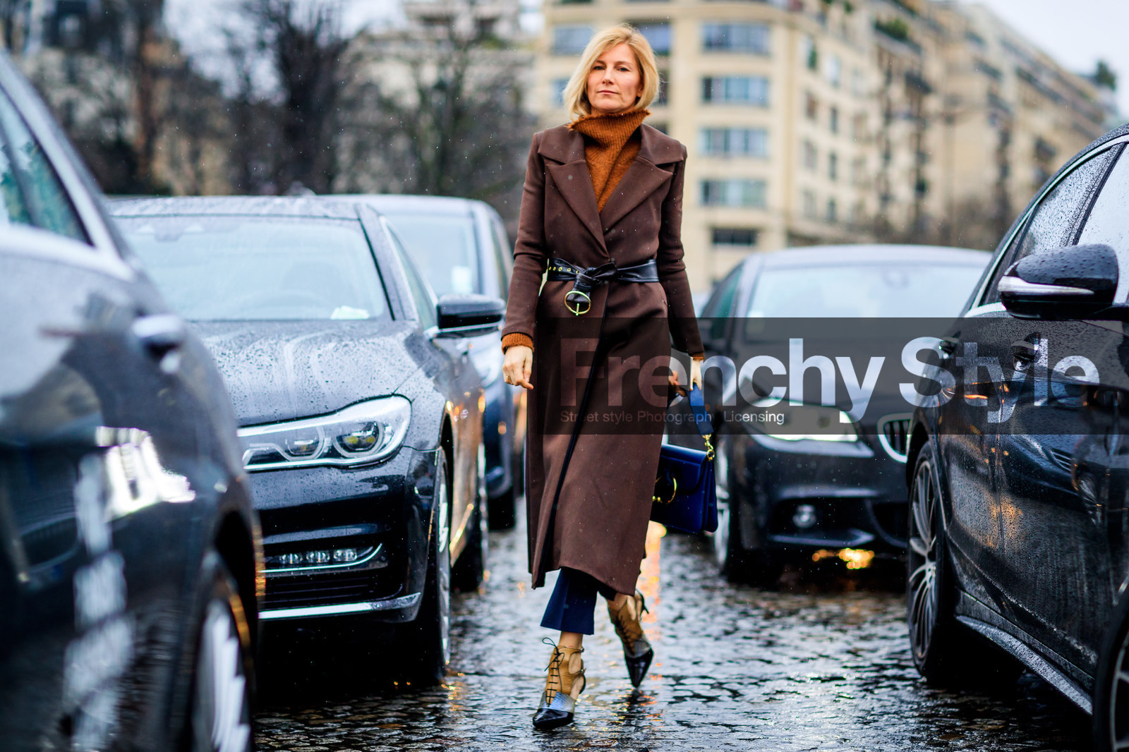 atmosphere details, AUTUMN WINTER 2017-2018, AW 17-18, belted coat, black belt, blue bag, brown coat, brown sweater, FALL WINTER 2017-2018, fashion week, frenchystyle, full length, FW, FW 17-18, graphic shoes, high heels, horizontal, jonathan paciullo, jw anderson, leather belt, leather shoes, PARIS, PFW, street style, trousers