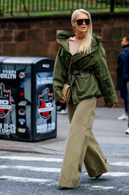 kate davidson hudson, kaki parka, kaki pants, belted parka, brown leather belt, flare pants, loose pants, loose dress, black sunglasses, big sunglasses, fashion week, frenchystyle, FW, jonathan paciullo, street style, NYFW, NEW YORK, AUTUMN WINTER 2020-2021, FALL WINTER 2020-2021, FW 20-21, vertical, full length