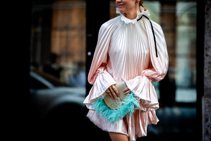 silk dress, pleated dress, high collar dress, ruffle dress, mini dress, long sleeves dress, nude dress, light pink dress, suede bag, suede clutch, feather details bag, feather details, feather details clutch, light beige bag, light beige suede bag, philosophy bag, philosophy look, philosophy dress, nataly osmann, street style, jonathan paciullo, FW, frenchystyle, fashion week, MFW, MILAN, SPRING SUMMER 2021, SS 21, horizontal, atmosphere details, detail