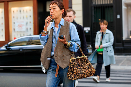 denim, denim shirt, denim total look, light blue shirt, blue jeans, brown jacket, sleeveless jacket, leopard printed bag, fur bag, hand bag, multi bracelet, multi rings, blue bracelet, hermes bracelet, lucky charm bracelet, silvered ring, golden rings, PARIS, PFW, SPRING SUMMER 2020, SS 20, fashion week, frenchystyle, FW, jonathan paciullo, street style, horizontal, atmosphere details, detail